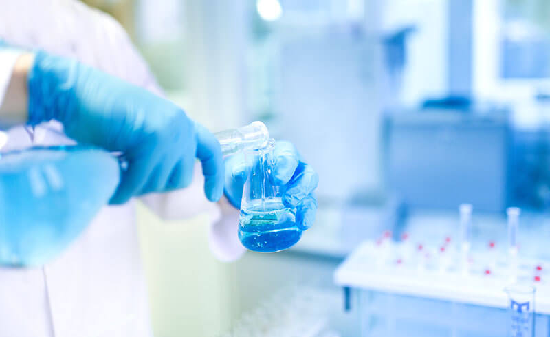 Os médicos do hospital examinam os pacientes para que…